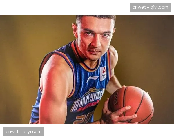 特写:老将西热力江在南京主场最后一战,赛后绕场致敬球迷 特写:老将西热力江在南京主场最后一战,赛后绕场致敬球迷